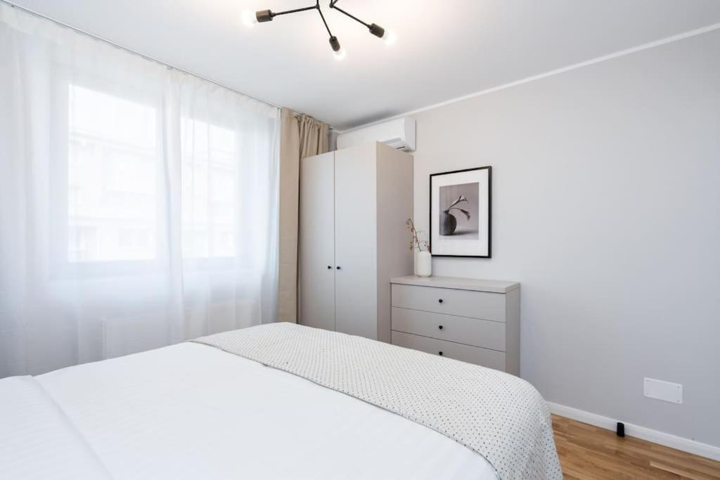 Sunny 2Br Flat - Top Location - Stunning Views Bucarest Esterno foto
