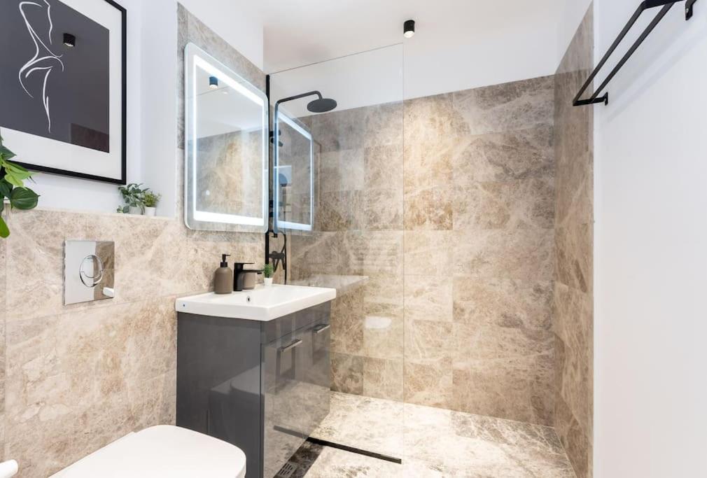 Sunny 2Br Flat - Top Location - Stunning Views Bucarest Esterno foto