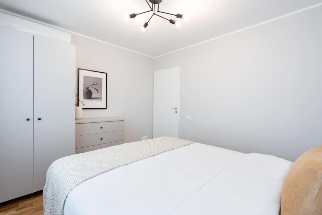 Sunny 2Br Flat - Top Location - Stunning Views Bucarest Esterno foto