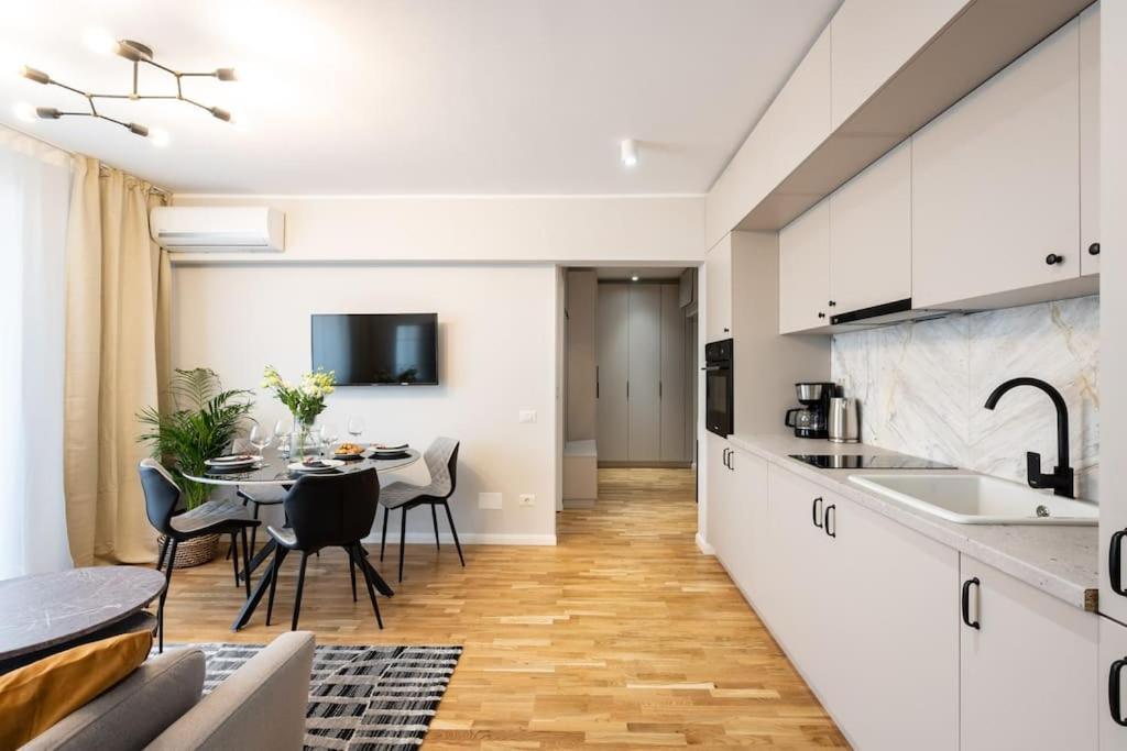 Sunny 2Br Flat - Top Location - Stunning Views Bucarest Esterno foto