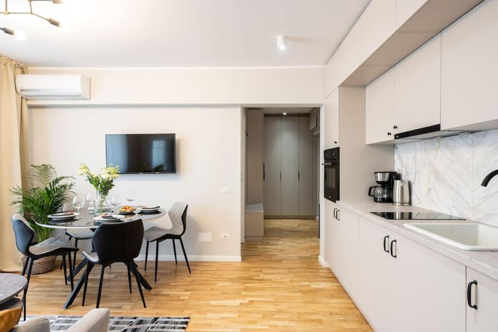 Sunny 2Br Flat - Top Location - Stunning Views Bucarest Esterno foto